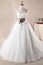 Schulterfrei Spitze Ein Schulterfreies Brautkleid mit Applike aus Organza - Bild 1