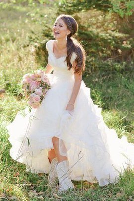 Klassisches V-Ausschnitt Kurze Ärmeln Brautkleid mit Bordüre mit Rüschen