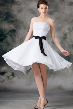 Gerüschtes Chiffon Knielanges Brautjungfernkleid ohne Träger mit Schleife - Bild 1