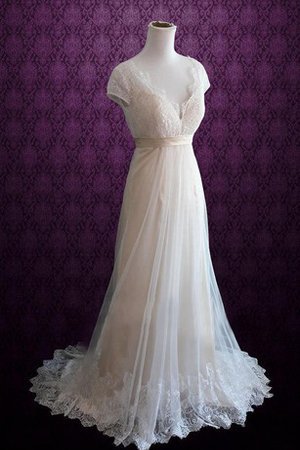 Klassisches Sweep Zug Tiefer V-Ausschnitt Brautkleid aus Tüll mit Gürtel - Bild 1