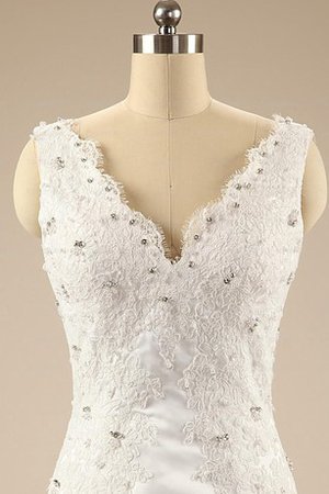 Spitze V-Ausschnitt Satin Perlenbesetztes Brautkleid mit Bordüre - Bild 2