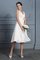 V-Ausschnitt Neuere Normale Taille A-Linie Ärmelloses Knielanges Brautkleid mit Bordüre - Bild 3