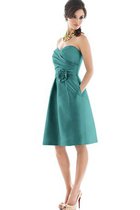 A-Line Herz-Ausschnitt Kurzes Brautjungfernkleid mit Blume