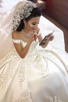 Sweep Zug Duchesse-Linie Satin Schulterfrei Natürliche Taile Große Verkäufe Brautkleid