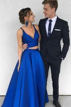 Plissiertes Satin V-Ausschnitt Luxus Ballkleid ohne Ärmeln