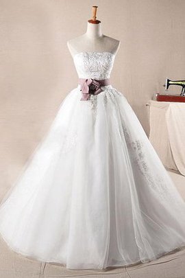 Schulterfrei Spitze Ein Schulterfreies Brautkleid mit Applike aus Organza