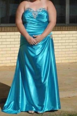 Satin Enges Normale Taille Herz-Ausschnitt Ballkleid mit Perlen