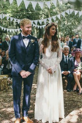 Langärmeliges Hoher Kragen Elegantes Brautkleid mit Bordüre mit Applike