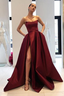 Normale Taille Chaming Trägerloser Ausschnitt Satin Abendkleid ohne Ärmeln mit Rüschen