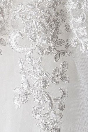Schulterfrei Spitze Ein Schulterfreies Brautkleid mit Applike aus Organza - Bild 2