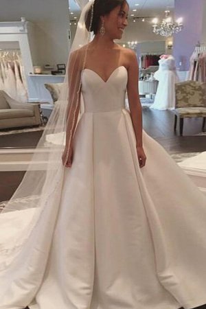 Normale Taille Satin Gericht Schleppe Herz-Ausschnitt Fabelhaft Duchesse-Linie Brautkleid