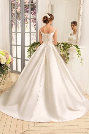 Sweep Zug Romantisches Bodenlanges Brautkleid mit Applike aus Satin - Bild 2