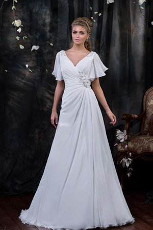 Zeitloses Gerüschtes Elegantes Brautkleid mit Gericht Schleppe mit Blume