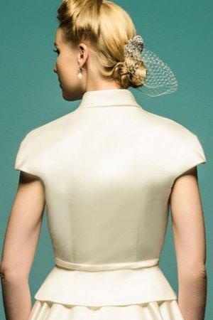 Outdoor Wadenlanges Legeres Brautkleid aus Satin mit Schmetterlingsknoten - Bild 2