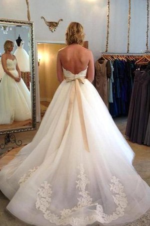 Sweep Zug Extravagantes Brautkleid mit Schleife mit Bordüre - Bild 2