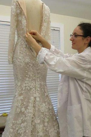 Klassisches Spitze Konservatives Brautkleid mit Blume mit Applike - Bild 2