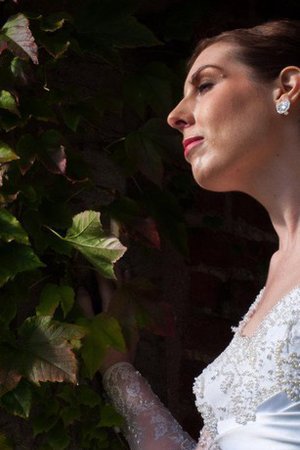 Zeitloses Perlenbesetztes Bodenlanges Brautkleid mit Applike mit V-Ausschnitt - Bild 2