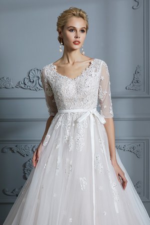 Duchesse-Linie Natürliche Taile V-Ausschnitt Niedlich Brautkleid mit Bordüre aus Tüll - Bild 7